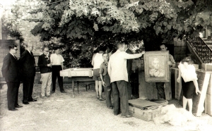 Transfert de tableaux de Cézanne lors de l'exposition au Pavillon Vendôme à Aix-ern-Provence en 1961